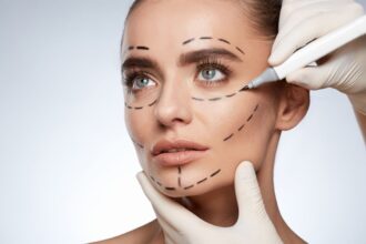 Chirurgien esthétique à Arras en consultation avec un patient